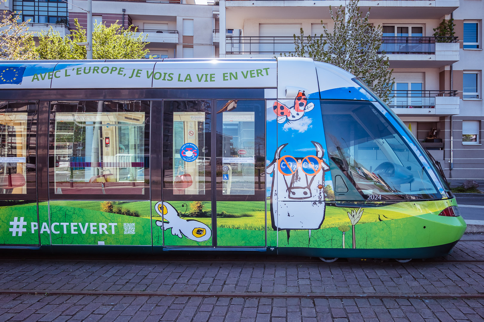 Le tramway de Strasbourg décoré aux couleurs du pacte vert