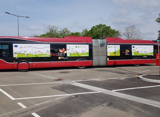 Le bus à haut niveau de service (BHNS) de Montbeliard décoré aux couleurs du pacte vert