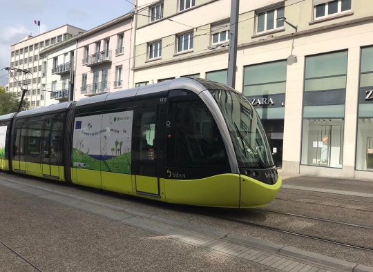 Le tramway de Brest décoré aux couleurs du pacte vert