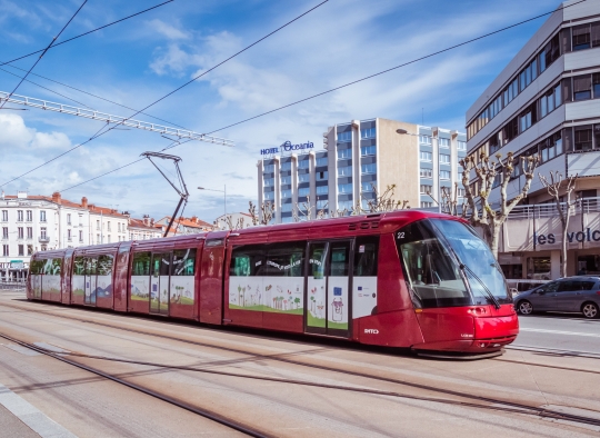 Le tramway de Clermont Ferrand décoré aux couleurs du pacte vert