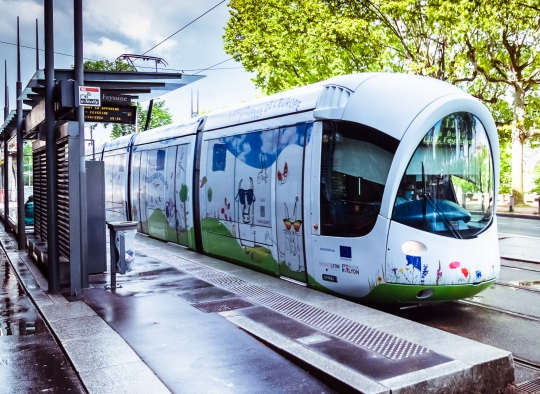 Le tramway de Lyon décoré aux couleurs du pacte vert