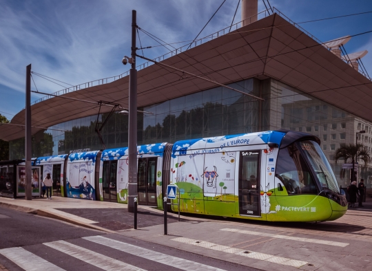 Le tramway de Montpellier décoré aux couleurs du pacte vert